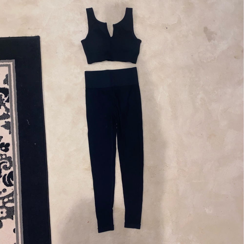 Ribbed black workout set. Leggings and sports bra.
